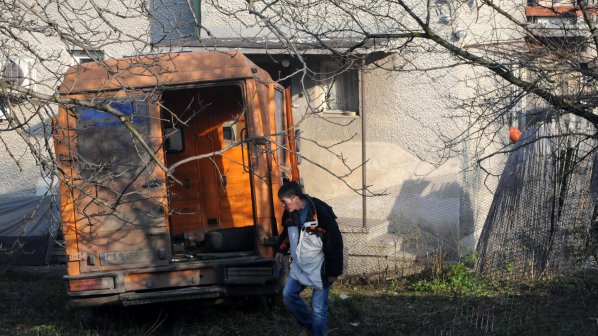 Бус с безалкохолни се натресе къща в София (снимки)