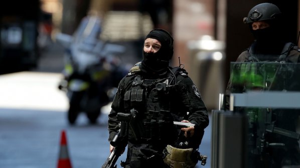Снайперисти обкръжават кафенето в Сидни (снимки)