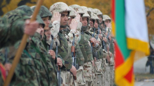 Военният министър посрещна 300 бойци от мисия в Афганистан