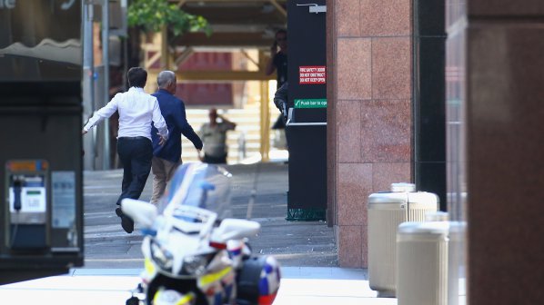 Въоръжен мъж държи заложници в центъра на Сидни (снимки)