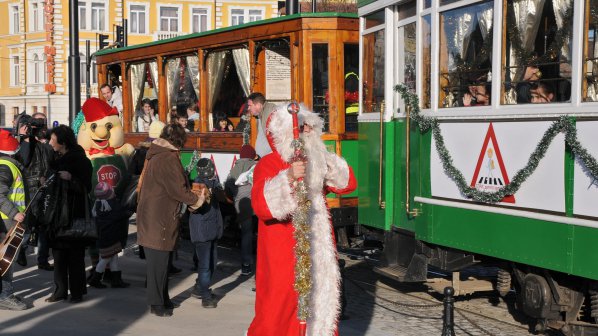 Дядо Коледа пристигна с трамвай на Лъвов мост (снимки)