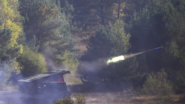 Украйна ще изтегля едрокалибрената артилерия от Донбас