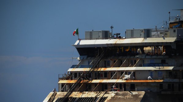 Италианският флот пое контрол над кораба с изоставените мигранти
