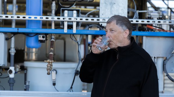 Бил Гейтс опита вода, добита от човешки екскременти (видео)
