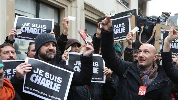 Франция запази минута мълчание в памет на жертвите от &quot;Шарли Ебдо&quot; (видео)