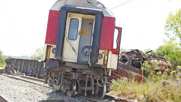Два влака се разминаха на косъм от катастрофа