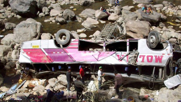 Най-малко 23-ма загинаха при падане на автобус в дере в Перу