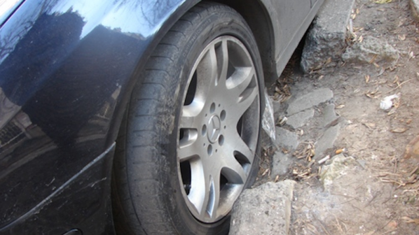 Нарязаха гумите на зле паркиран учебен автомобил (снимка)