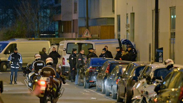 Тече операция по залавянето на терористите, убили свободата във Франция (видео)