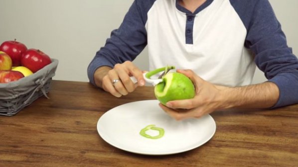 Забавен и бърз начин да обелите ябълка