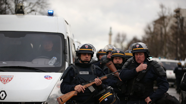 Арестуваха френски комик за възхвала на тероризма