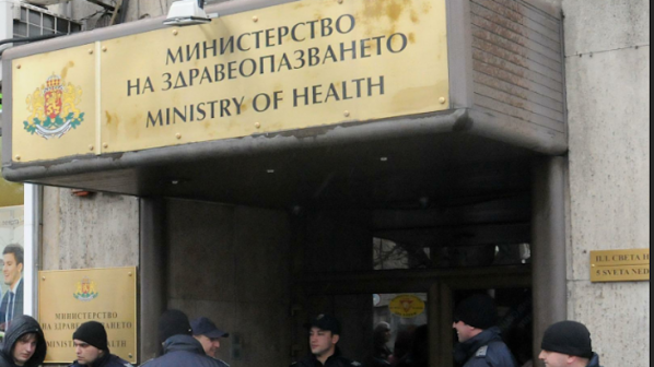 Болни от хепатит изляха жълта боя пред Здравното министерство