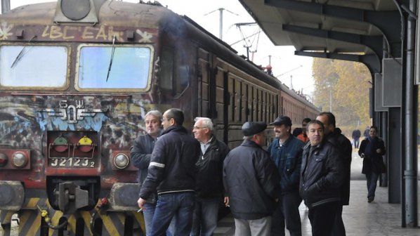 Протест на гарата в Бойчиновци заради спирането на влакове