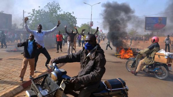 Противници на &quot;Шарли ебдо&quot; палиха църкви в Нигер