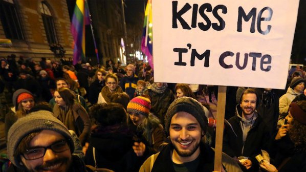Унижена лесбийска двойка изкара хиляди по улиците на Виена