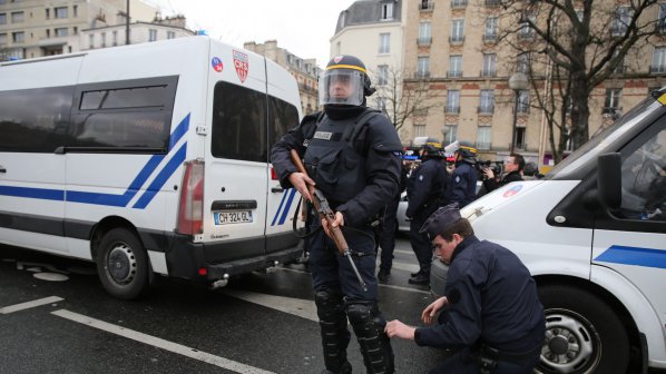 Луд и въоръжен с АК мъж държа заложници в Париж (обновена+видео)