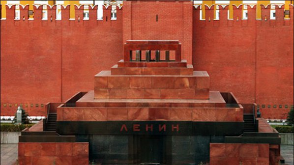 Арестуваха руснаци, напръскали със светена вода мавзолея на Ленин