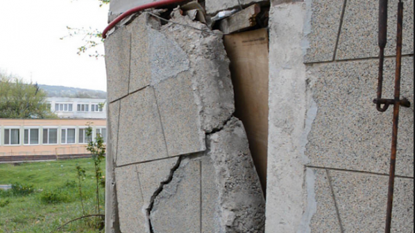 Блок се разпадна 5 г. след построяването му