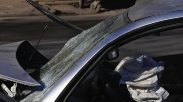 Един човек загина при челен удар между ТИР и кола (обновена)