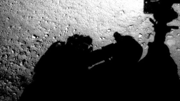 Curiosity засне загадъчна сянка на Марс