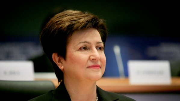 Георгиева обеща 40% жени началници в ЕК до 2019 г.