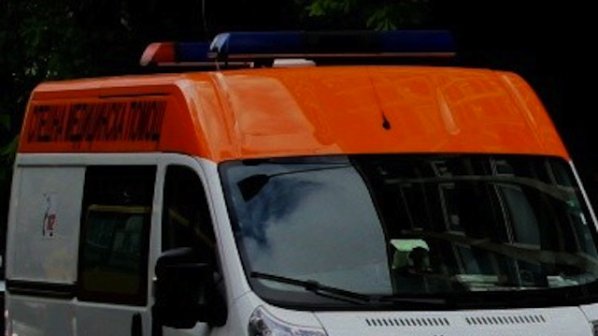 Кола се заби в стълб в София, шофьорът заклещен