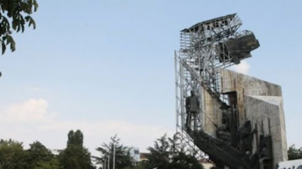 Паметникът пред НДК олицетворява рушаща се България, смятат патриотите
