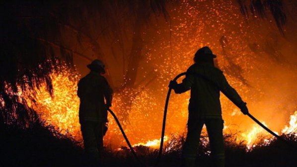 Пожарникари спасиха живота на сляп мъж в горяща къща