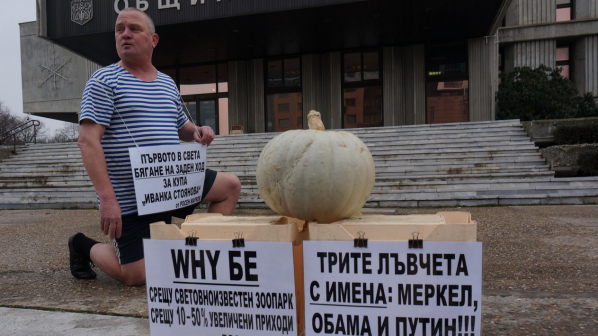 Росен Марков бяга на заден ход в протест (снимки)