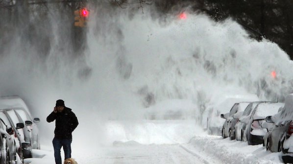 Службите за извънредни ситуации в Ню Йорк на крак заради снежната буря