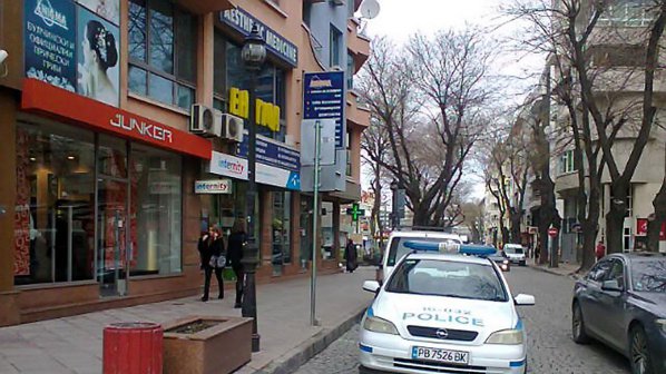 Труп на мъж е намерен в офис в Пловдив (снимки)