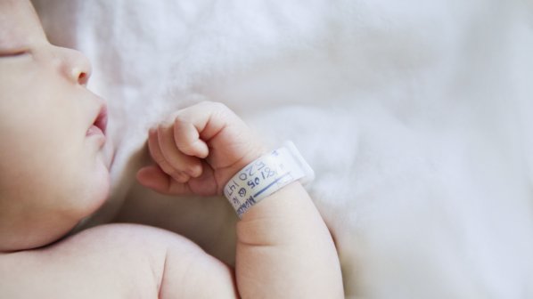 Британският парламент позволи зачеването на бебета с три различни ДНК