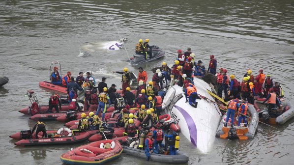 Броят на загиналите при самолетната катастрофа в Тайпе достигна 31 души
