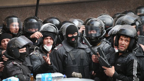 Демонстранти щурмуват президентската администрация в Киев