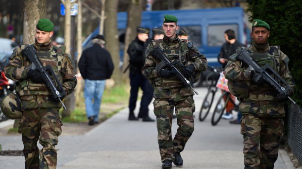 Френски антитерористи нахлуха в гетата