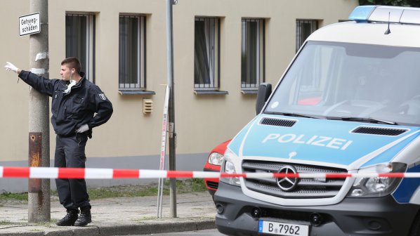 Германски полицаи убиха гол мъж с нож в ръка