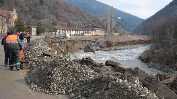 Извършват възстановителни работи след потопа в Сливенско (снимки)