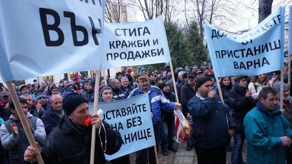 Масов протест на пристанищните работници във Варна (снимки)