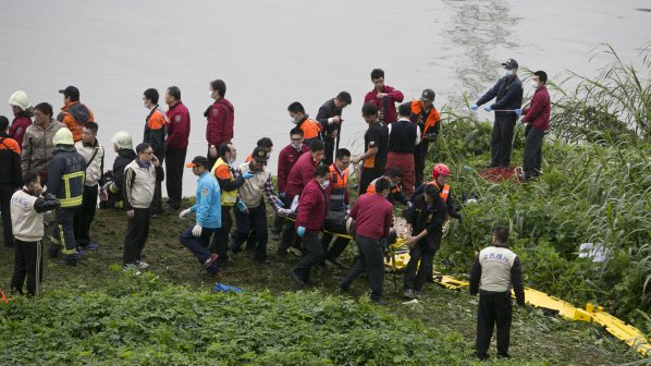 Тайвански самолет се удари в мост, поне 12 души загинаха (видео)