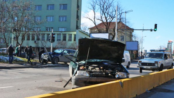 Тежка катастрофа с двама ранени в София (снимки)