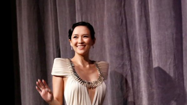Актрисата Чжан Цзъи се сгоди, рок звезда й предложи с дрон (снимка)