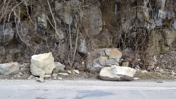 Камъните падат във Велико Търново (снимки)