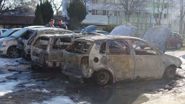 Огромен пожар вдигна на крак Пловдив. Пироман запали пет автомобила (снимки)
