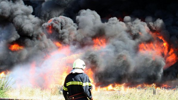 Пожарникари евакуираха жилищен блок в Павликени