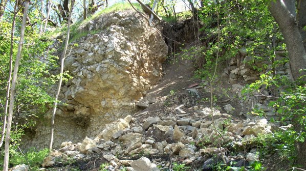 Скална маса, паднала върху водопровод, е причина за мътността на водата във Варна