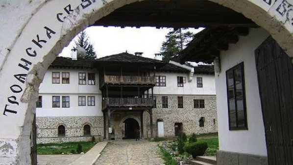 Троянският манастир ще приеме българи от Украйна