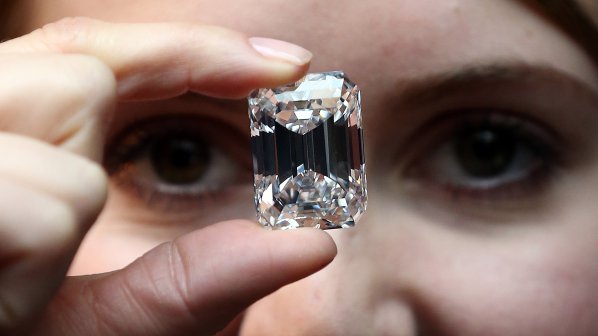 Вижте как изглежда чист 100-каратов диамант (снимки)