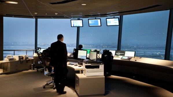 Разговорът между пилотите на Фалкона и контролната кула (видео)