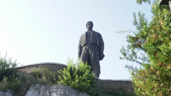 Маргарита Попова се преклони пред паметника на Васил Левски в Ловеч