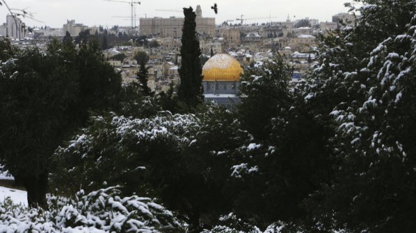 Сняг затвори пътища към Ерусалим